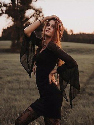 robe courte noire witchy manches evasées transparentes goth